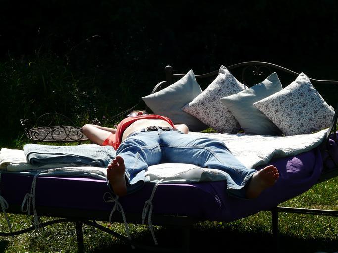 Záhrada, exteriér, človek relaxuje na posteli